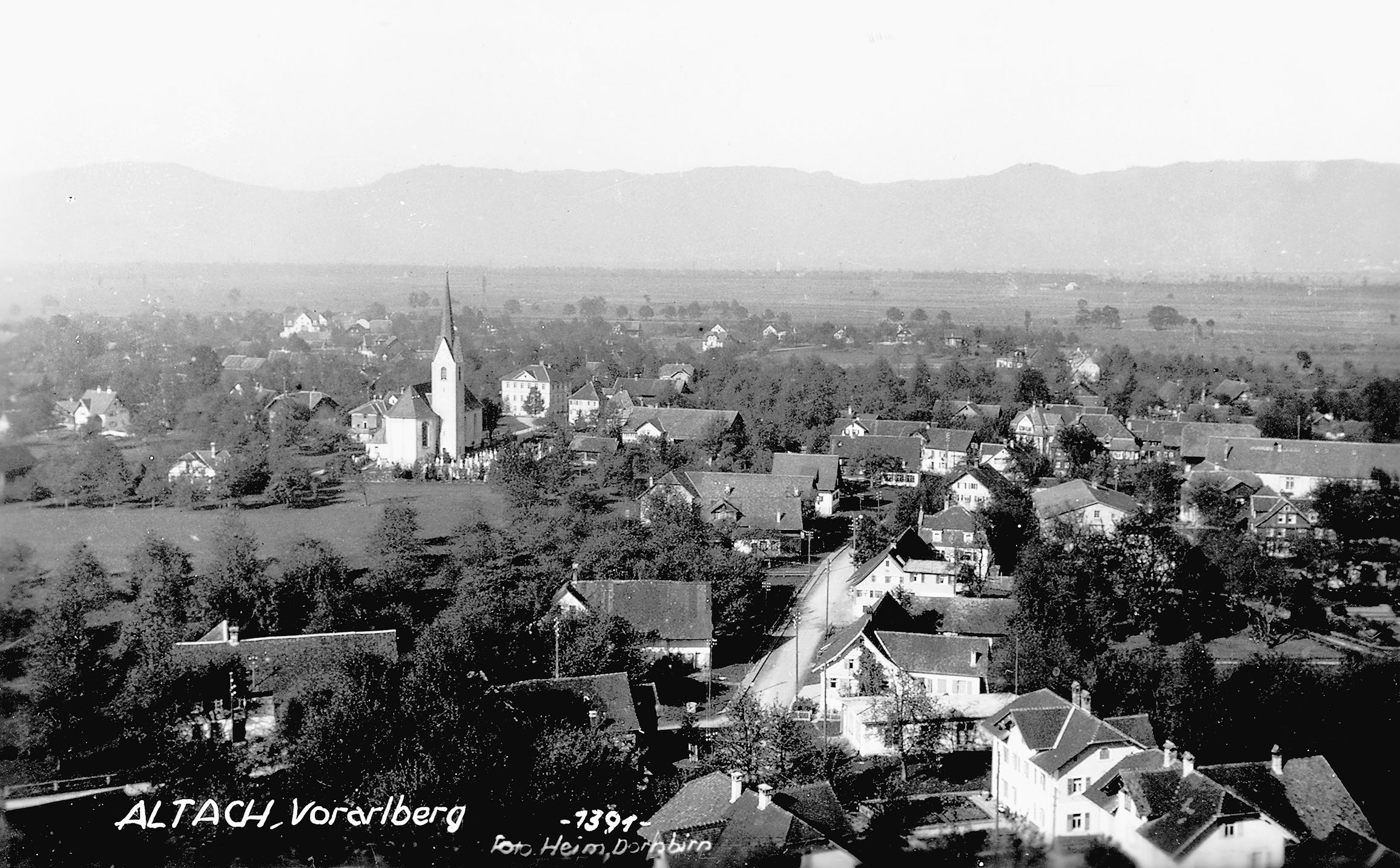 Luftbild vom Ortszentrum mit der alten Pfarrkirche