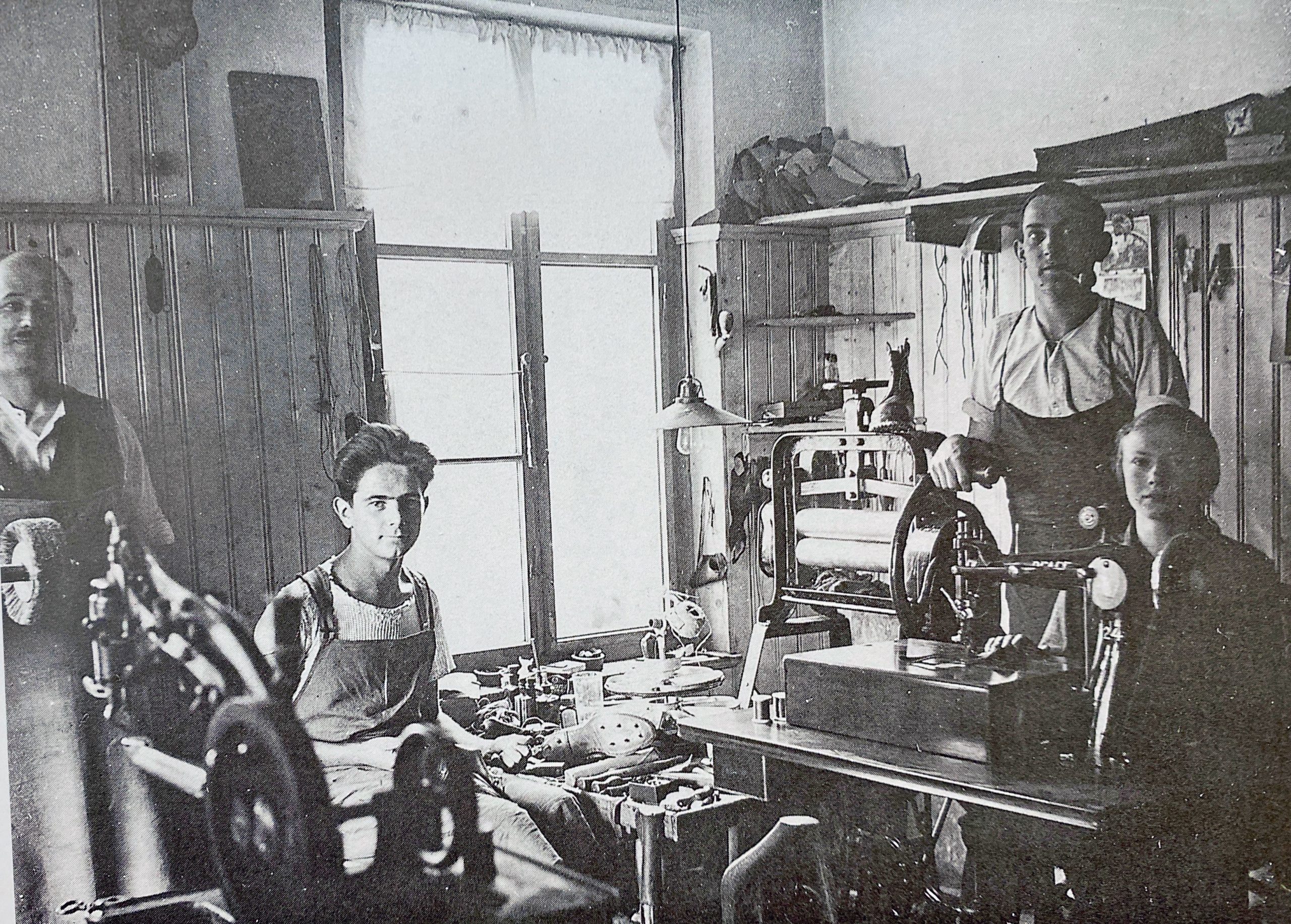 Schuhmacherwerkstätte im Jahr 1920