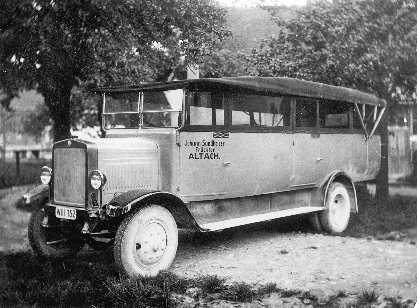 Wachsende Mobilität: ein Ausflug mit dem Altacher Busunternehmen Johann Sandholzer in den dreißiger Jahren.