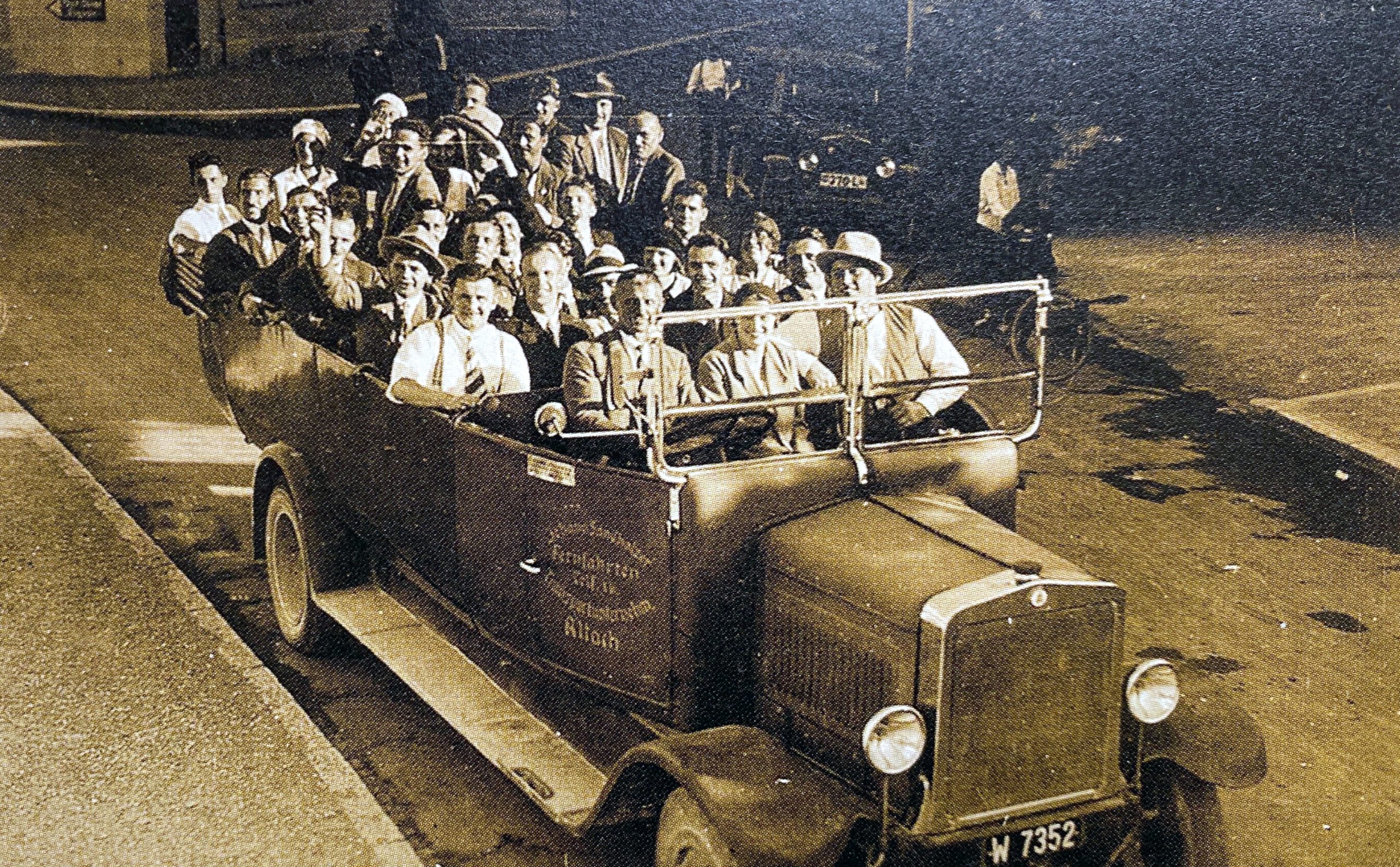 Der Fiat-Bus der Firma Sandholzer (um 1928) hatte 30 Sitzplätze und als Besonderheit ein einrollbares Dach