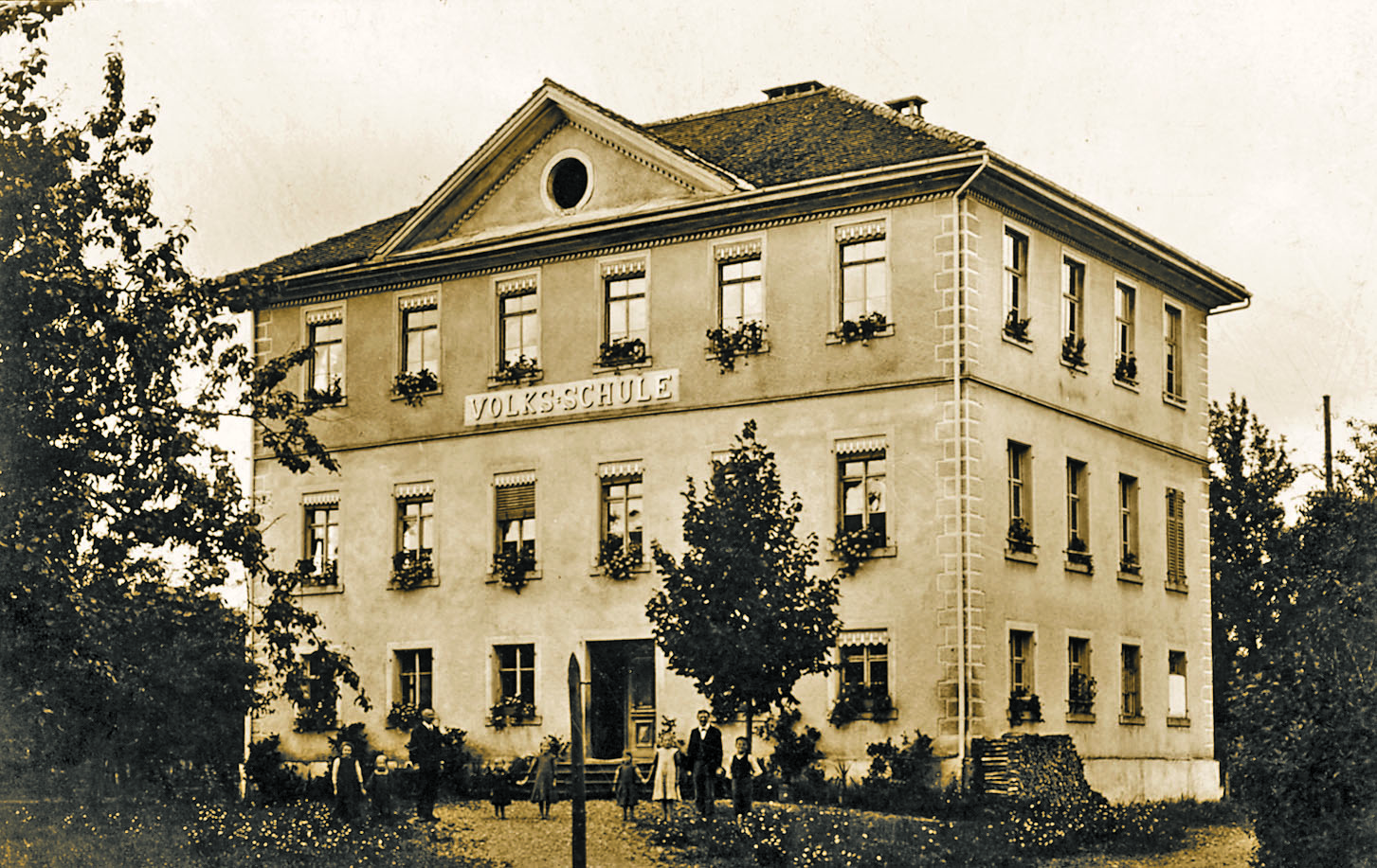 Die Kaiserlinden wurden 1908 vor der alten Volksschule gepflanzt