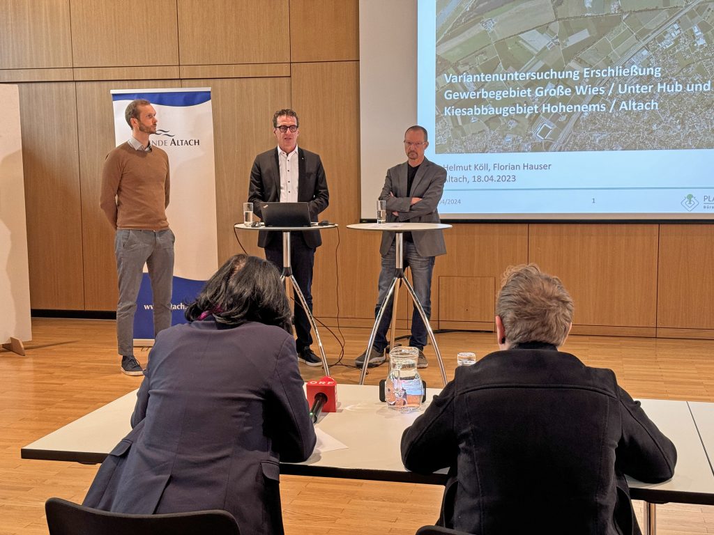 Bürgermeister Markus Giesinger (m.) präsentierte die Ergebnisse der Variantenstudie gemeinsam mit Dr. Helmut Köll (r.) und Florian Hauser (l./beide PLANOPTIMO)